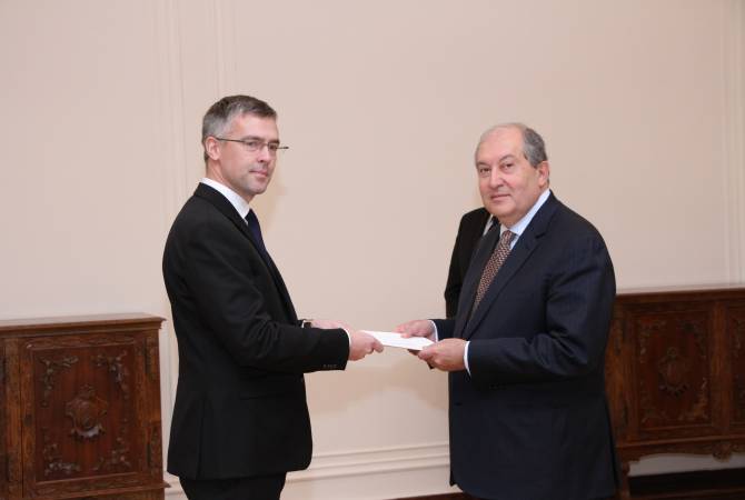 Президент Армении принял верительные грамоты посла Швеции


