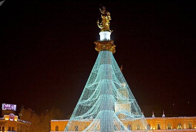Тбилиси начали украшать иллюминацией к Новому году