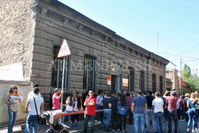 "Les membres de "Petits Chanteurs d'Arménie" quittent la chorale à cause des conditions du 
bâtiment", Hekekyan
