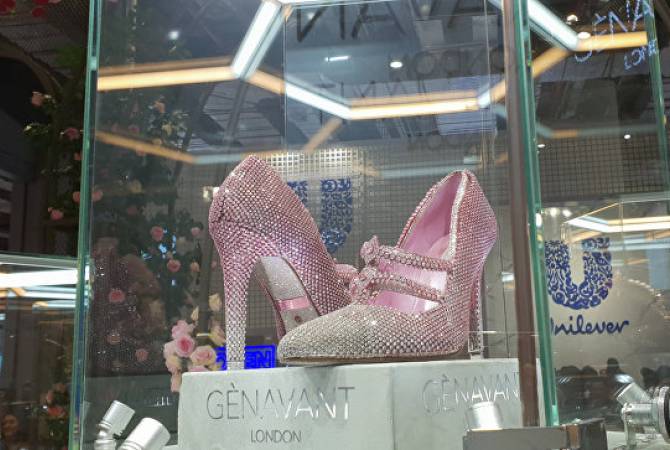 В Шанхае показали туфли, полностью покрытые бриллиантами