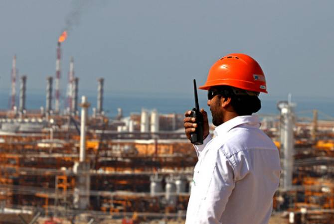Тегеран ждет роста цен на нефть в ближайшие месяцы из-за санкций Вашингтона