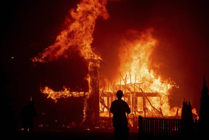 AP: в Калифорнии при пожаре уничтожена значительная часть города Парадайс