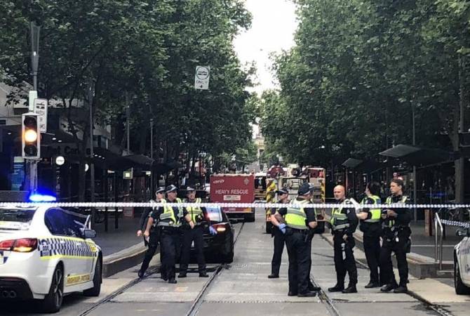 ABC: в Мельбурне автомобиль врезался в здание торгового центра