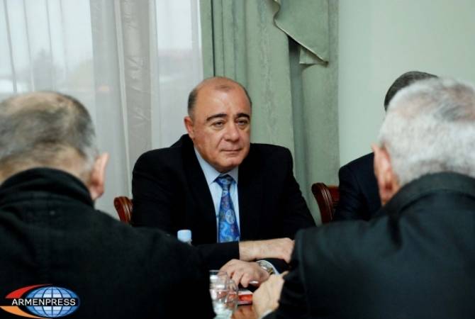 Samvel Balasanian ne participera pas aux élections anticipée à l'Assemblée nationale. Il 
soutiendra Feliks Tsolakian
