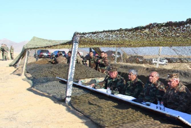 Bako Sahakian a observé le déroulement des exercices tactiques de quelques troupes de l’Armée 
de défense de l’Artsakh