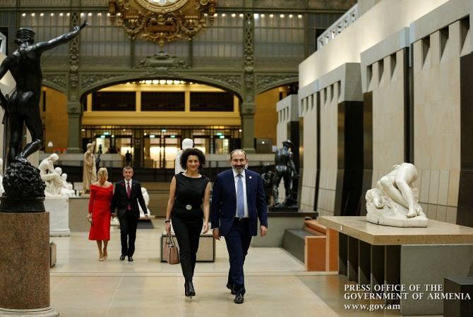 رئيس وزراء أرمينيا بالنيابة نيكول باشينيان وعقيلته آنا هاكوبيان يصلان إلى باريس في زيارة عمل