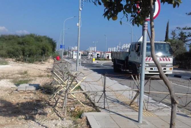 На Кипре открыли два КПП на дорогах между севером и югом острова