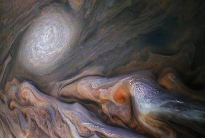 NASA показало "закрученные" облака на Юпитере