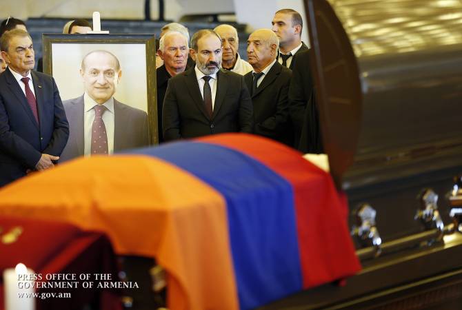 رئيس الوزراء الأرميني بالنيابة نيكول باشينيان يحضر مراسم التشييع الشعبية للبطل الأسطوري يوري 
فاردانيان