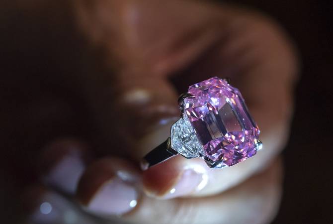 На аукционе в Женеве продали редкий розовый бриллиант за $50 млн