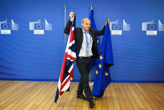 Великобритания и ЕС завершили первый этап переговоров и готовы к проведению 
экстренного саммита 