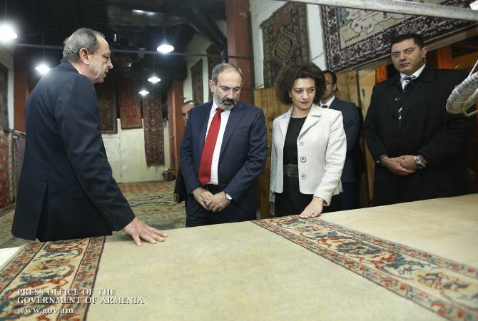 Nikol Pashinyan a rendu visite à la société “Meguerian Carpet” et a eu un dîner de travail avec 
des diplômés de l'Université Harvard