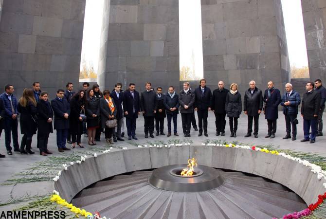 La délégation du  Conseil regional d’ile de France a visité le memorial dédié aux  victimes du 
génocide arménien et aux résistants héroiques de Mousa Ler
