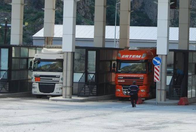 Stepantsminda-Lars road remains closed for cargo vehicles 