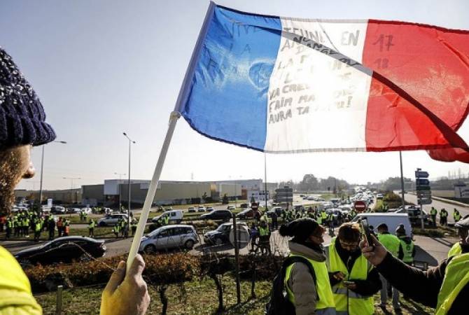 AFP: противники роста цен на горючее во Франции начали блокировать 
топливохранилища
