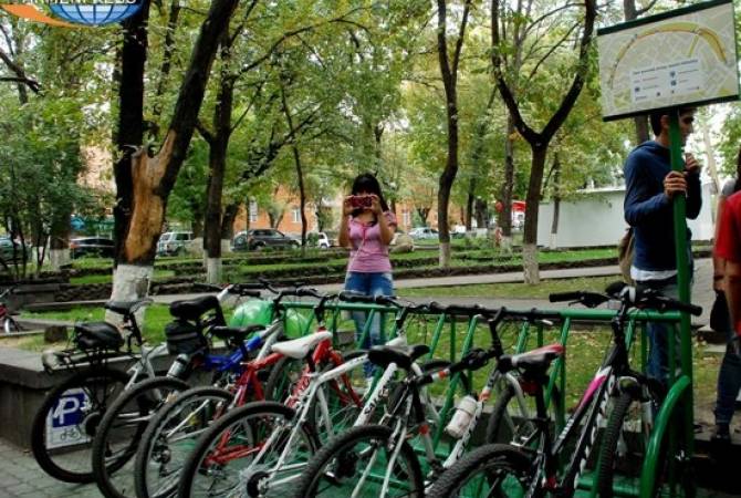 L’aménagement des pistes cyclables et des panneaux de signalisation à destination des cyclistes 
à Erevan
