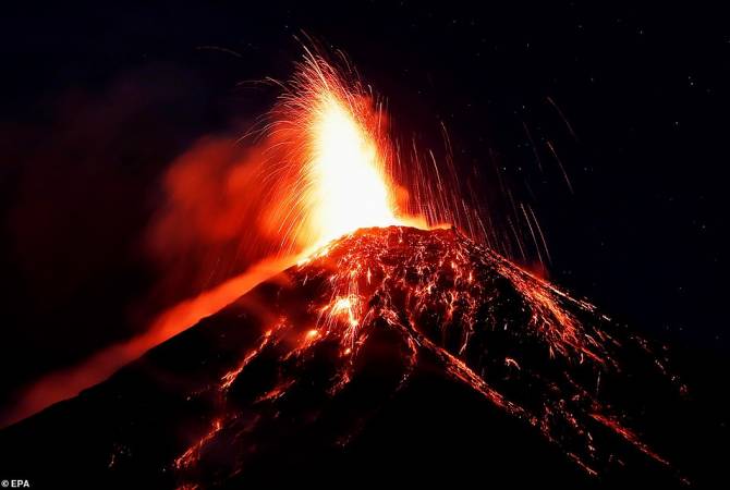 В Гватемале почти три тысячи человек эвакуировали из-за вулкана Фуэго

