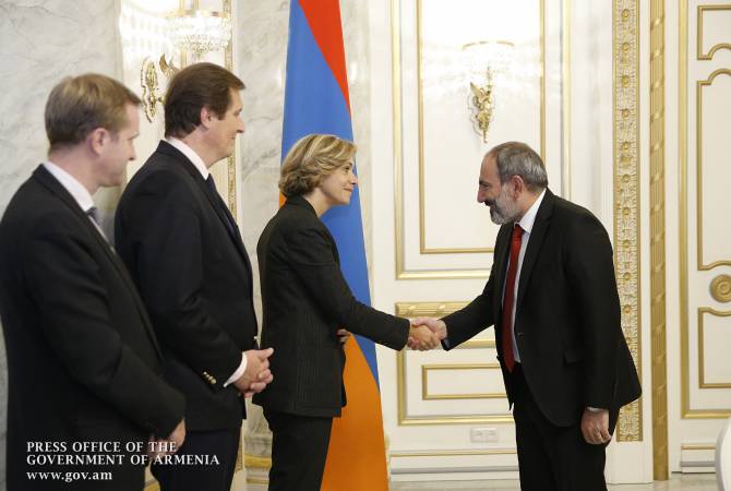 Nikol pashinyan receives President of Regional Council of Île-de-France Valérie Pécresse 