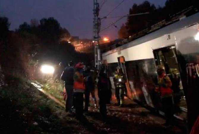 СМИ: около Барселоны сошел с рельсов пассажирский поезд