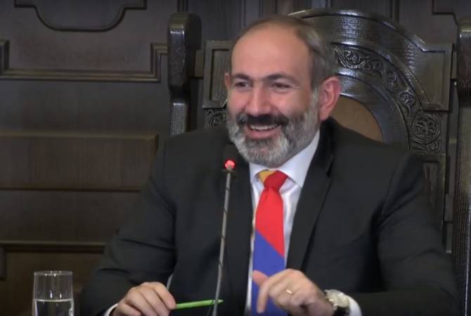 رئيس الوزراء بالنيابة نيكول باشينيان يعقد مؤتمر صحفي مع ربطة عنق بألوان علم أرمينيا