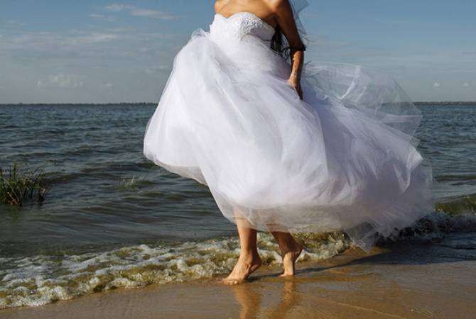 Девушка с веслом и в свадебном платье поплыла искать жениха