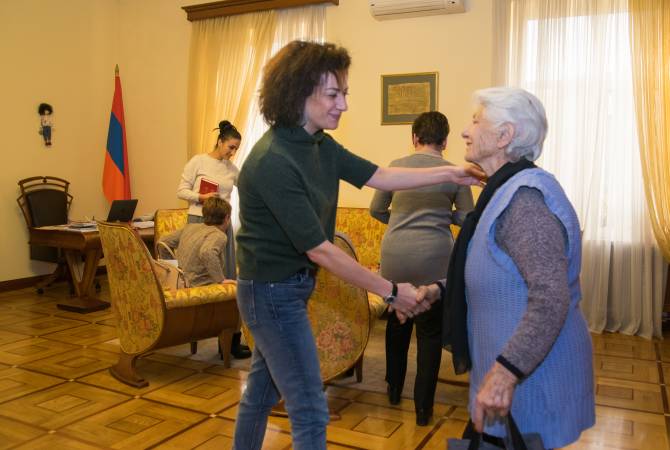 زوجة رئيس الوزراء بالنيابة آنا هاكوبيان تلتقي مع أعضاء من منظمة تقديم الدعم لأسر ضحايا حرب آرتساخ