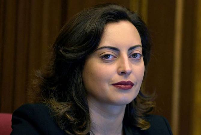شعار تحالف إيم كايل-خطوتي- بالانتخابات البرلمانية القادمة هو «فرد سعيد،مجتمع راعي،دولة قوية»
-رئيسة تكتل يلك في البرلمان الأرميني لينا نازاريان-