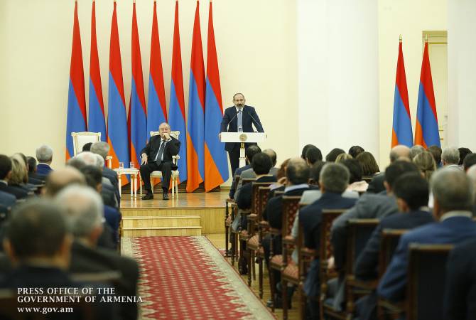 أرمينيا ستشجع المشاريع الصغيرة والمتوسطة لتصبح كبيرة- باشينيان بلقاء مع رجال أعمال بالقصر 
الرئاسي بحضور رئيس الجمهورية أرمين سركيسيان-