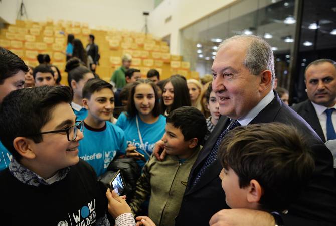 Президент Армении в Центре креативных технологий «ТУМО» принял участие во встрече, 
посвящённой Всемирному дню детей