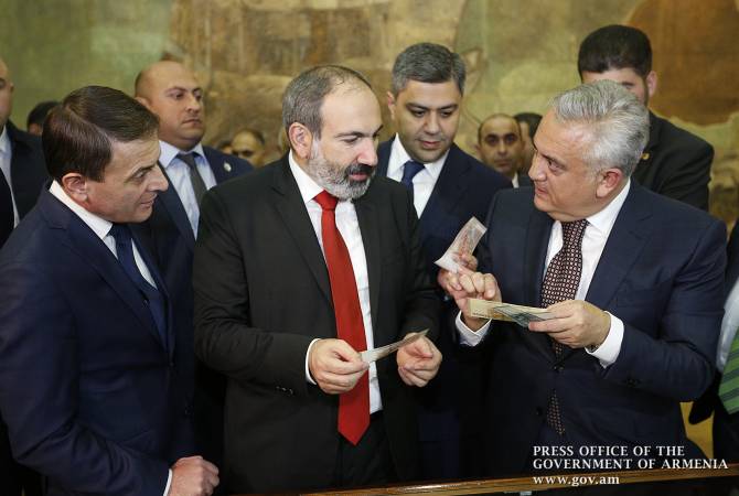 رئيس وزراء أرمينيا بالنيابة نيكول باشينيان يشترك بالبنك المركزي بالاحتفال في الذكرى ال25 للعملة 
الوطنية لأرمينيا 