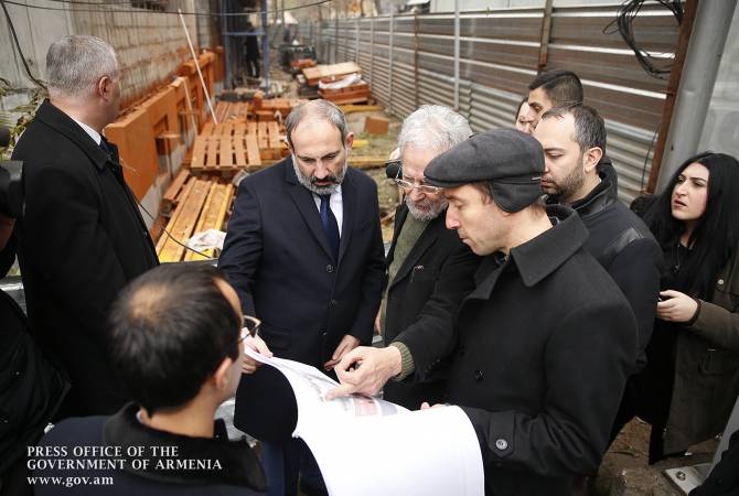 رئيس الوزراء الأرميني بالنيابة نيكول باشينيان يتفقد مشروع «يريفان القديمة» مع عمدة يريفان هايك 
ماروتيان ورئيس المهندسين المعماريين آرتور ميسجيان