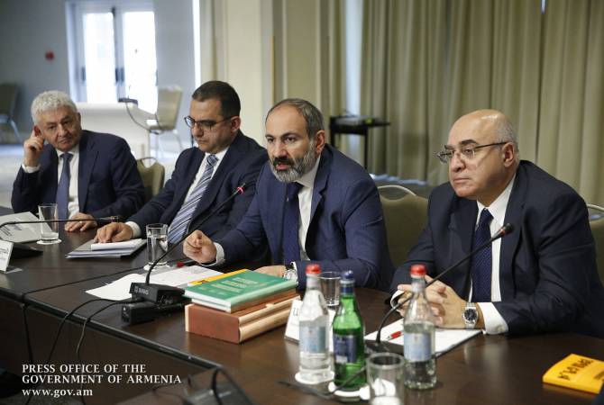 Nikol Pashinyan attends workshop on Armenia’s economic development