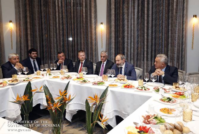 رئيس الوزراء بالنيابة نيكول باشينيان يجري مأدبة عشاء مع رؤساء البنوك بأرمينيا ومناقشة قضايا القطاع 
المصرفي