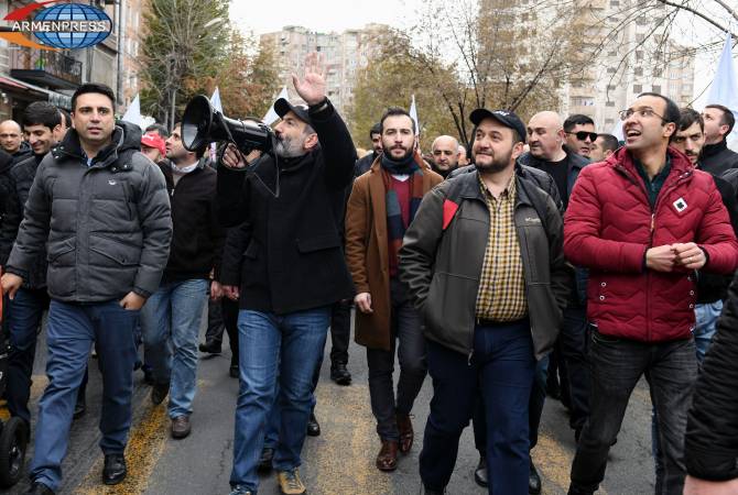 لا أرى ضرورة لتغيير النظام البرلماني في هذه اللحظة- باشينيان خلال مسيرة بشوارع العاصمة يريفان 
اليوم-