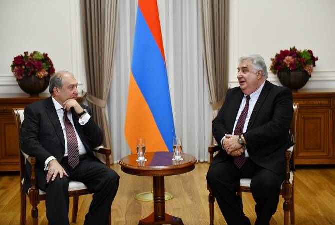 Le Président Armen Sarkissian a reçu en audience Mkhitar Mnatsakanian, Président de la société 
de la Croix-Rouge arménienne  