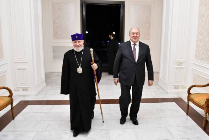 رئيس الجمهورية أرمين سركيسيان يعقد اجتماعاً مع قداسة كاثوليكوس عموم الأرمن كاريكين الثاني