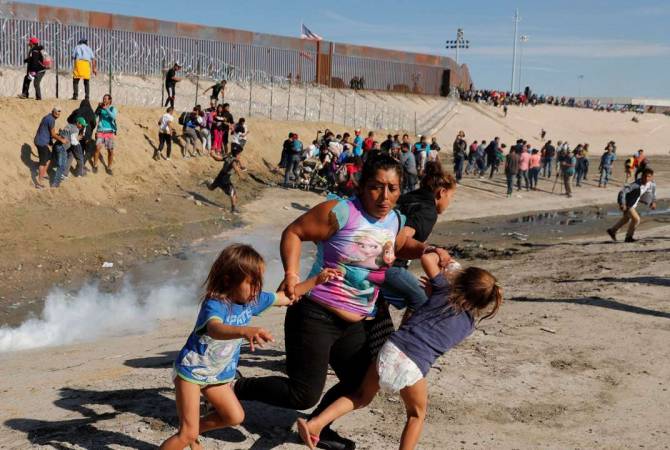 США применили слезоточивый газ против каравана мигрантов на границе с Мексикой