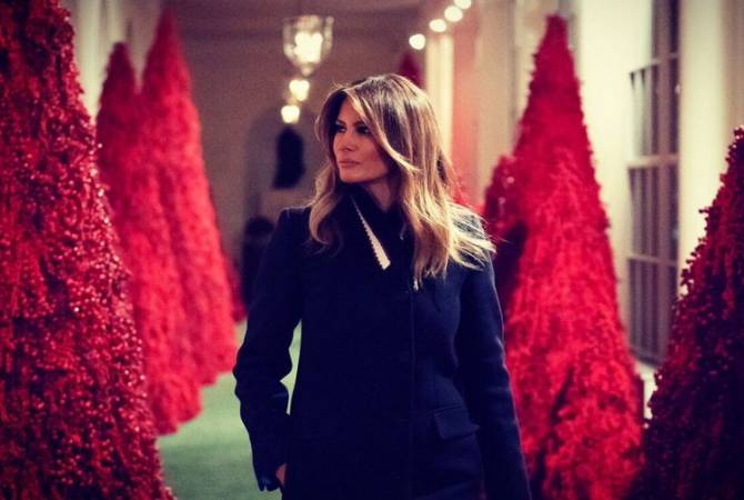 Меланья Трамп показала патриотичный рождественский интерьер Белого дома
