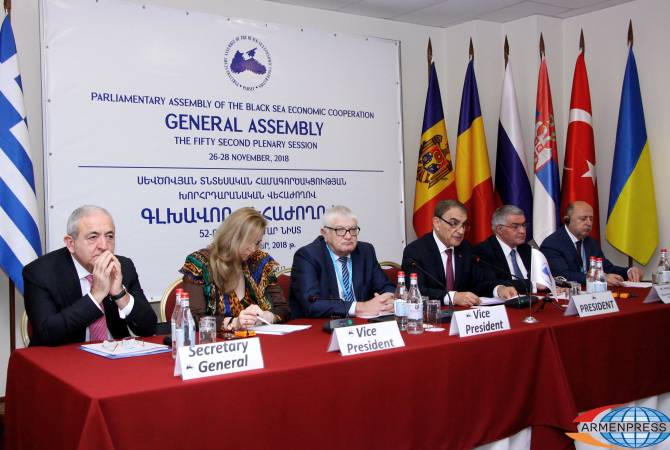 الجلسة العامة للجمعية البرلمانية للتعاون الاقتصادي للبحر الأسود تعقد في يريفان -رئيس برلمان أرمينيا 
يتلقّى ميدالية فخرية بينما يرفض ذلك كل من رؤساء وفود جورجيا، تركيا، أذربيجان-