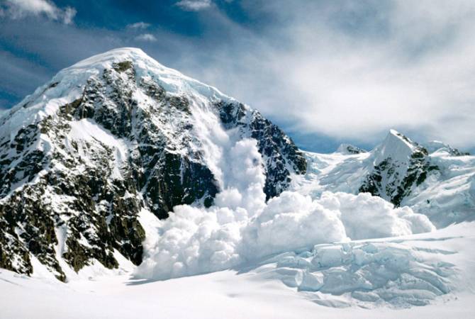 Поиск  24-летнего гражданина, накрытого снежной лавиной, продолжается