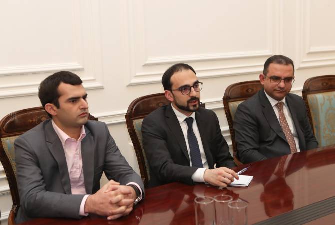 نائب رئيس الوزراء الأرميني بالوكالة تيكران أفينيان يجري اجتماعاً مع مديرة البنك الدولي في أرمينيا 
سيلفي بوسوتوتر ووفدها المرافق