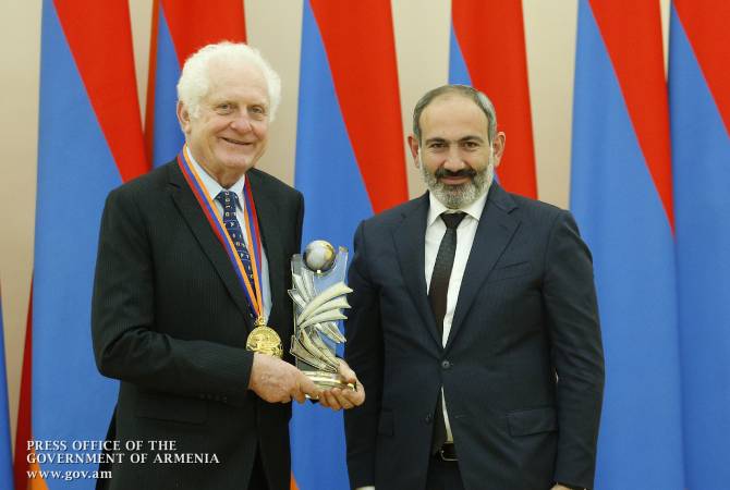 Acting PM Pashinyan hands over Armenian state award for Global Contribution in IT sphere to 
National Instruments co-founder James Truchard