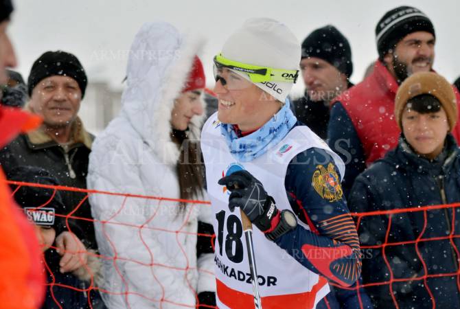 عضو منتخب أرمينيا للتزلج ميكائيل ميكايليان-19 عام- يحرز الذهب في بطولة فنلندا الدولية