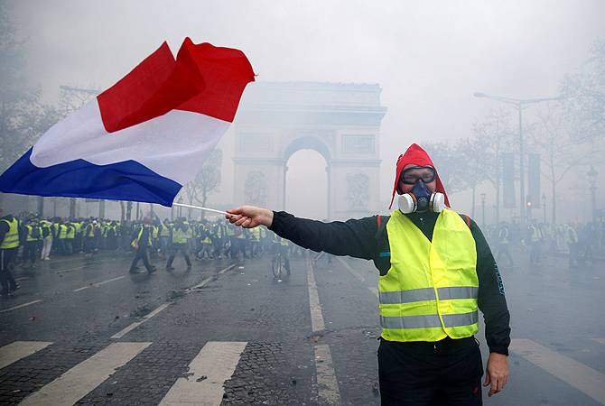 Французские "желтые жилеты" потребовали отставки правительства
