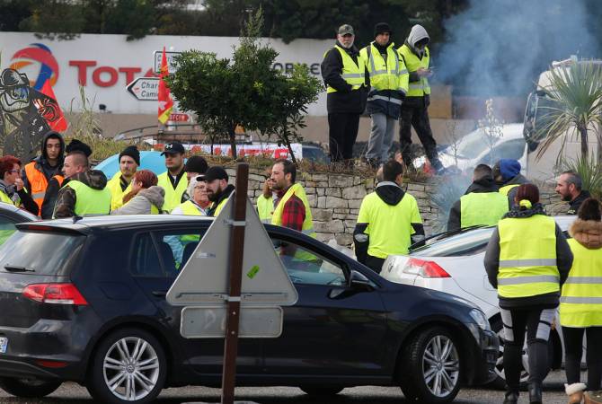 Reuters: протестующие заблокировали 11 топливохранилищ Total во Франции