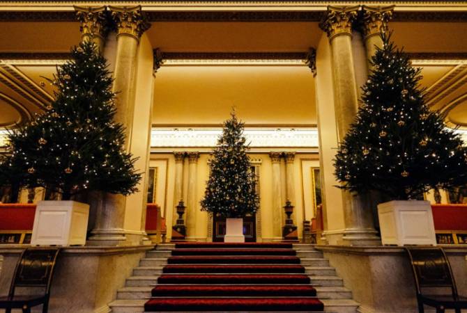 Букингемский дворец украсили к Рождеству