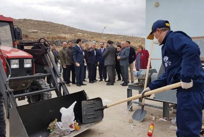 Les projets du Gouvernement en matière de la gestion des déchets ménagers solides expliqués 
par le Conseiller général