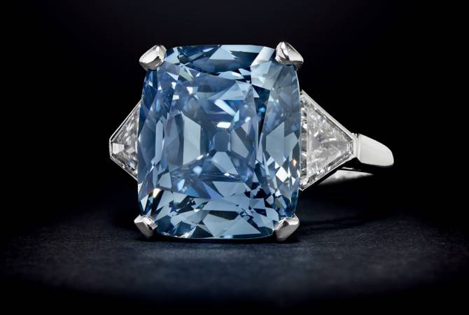 Голубой бриллиант в платиновой оправе стал самым дорогим лотом аукциона в Нью-
Йорке