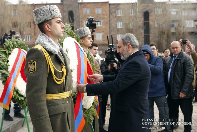 Никол Пашинян возложил венок к памятнику жертвам Спитакского землетрясения 