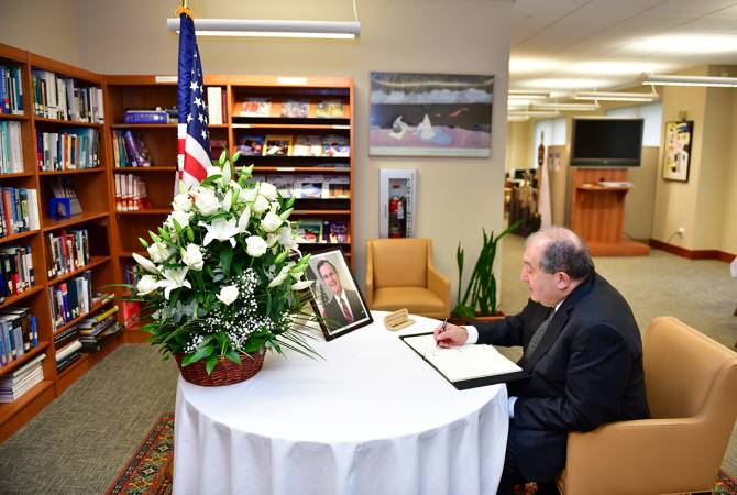 Армен Саркисян сделал запись в Книге скорби посольства США в РА по случаю смерти 
Джорджа Буша-старшего